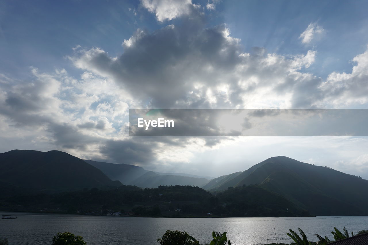 SCENIC VIEW OF LAKE AGAINST MOUNTAINS