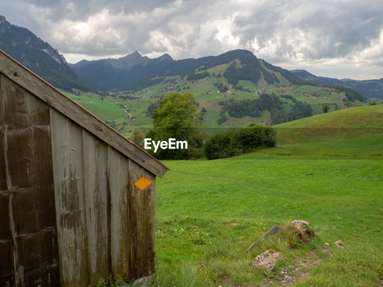 SCENIC VIEW OF FIELD AGAINST MOUNTAINS