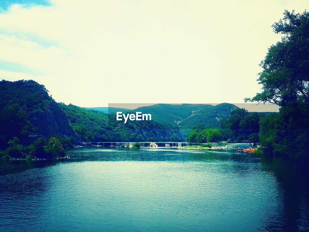 SCENIC VIEW OF RIVER AND MOUNTAINS AGAINST SKY