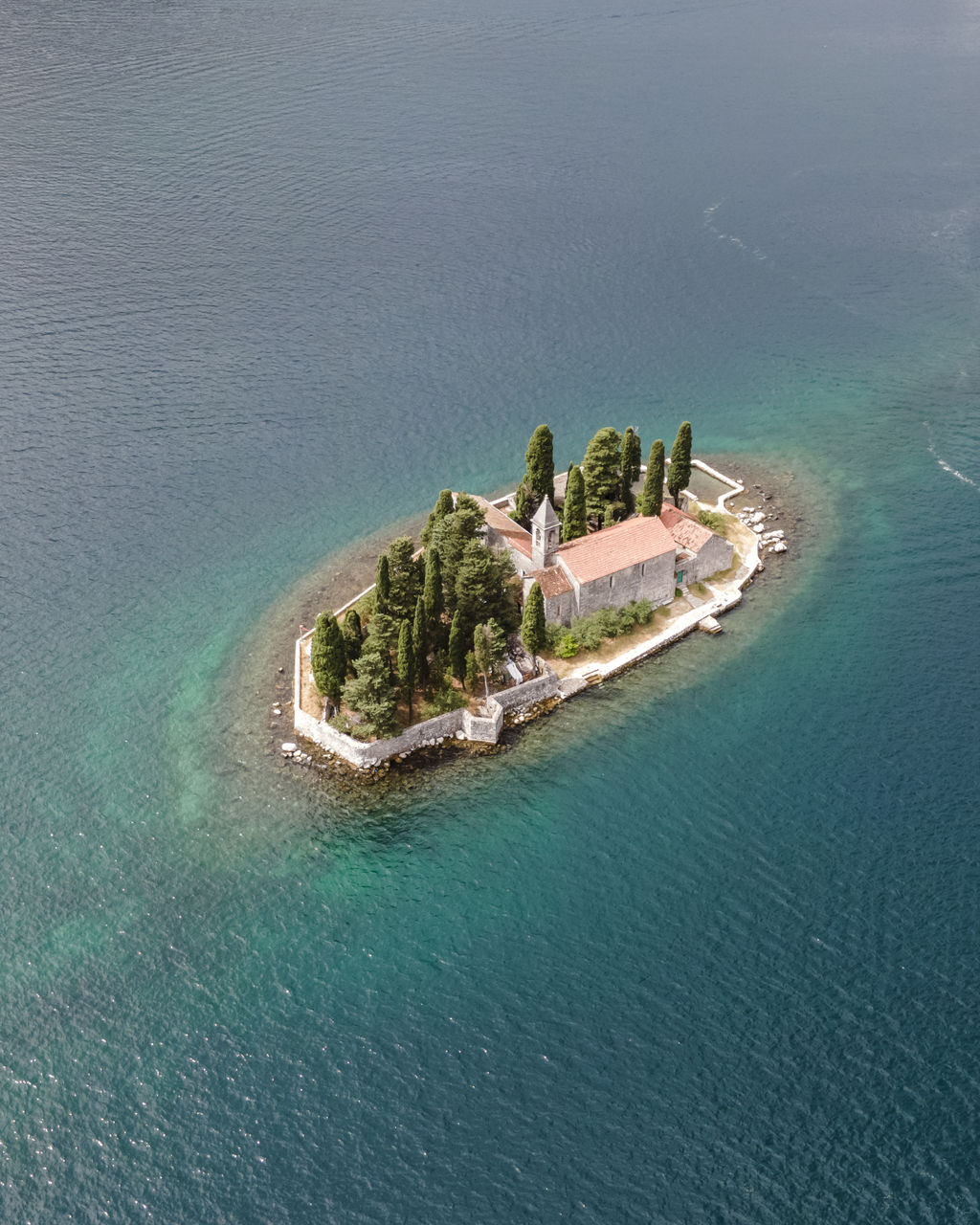 HIGH ANGLE VIEW OF ISLAND