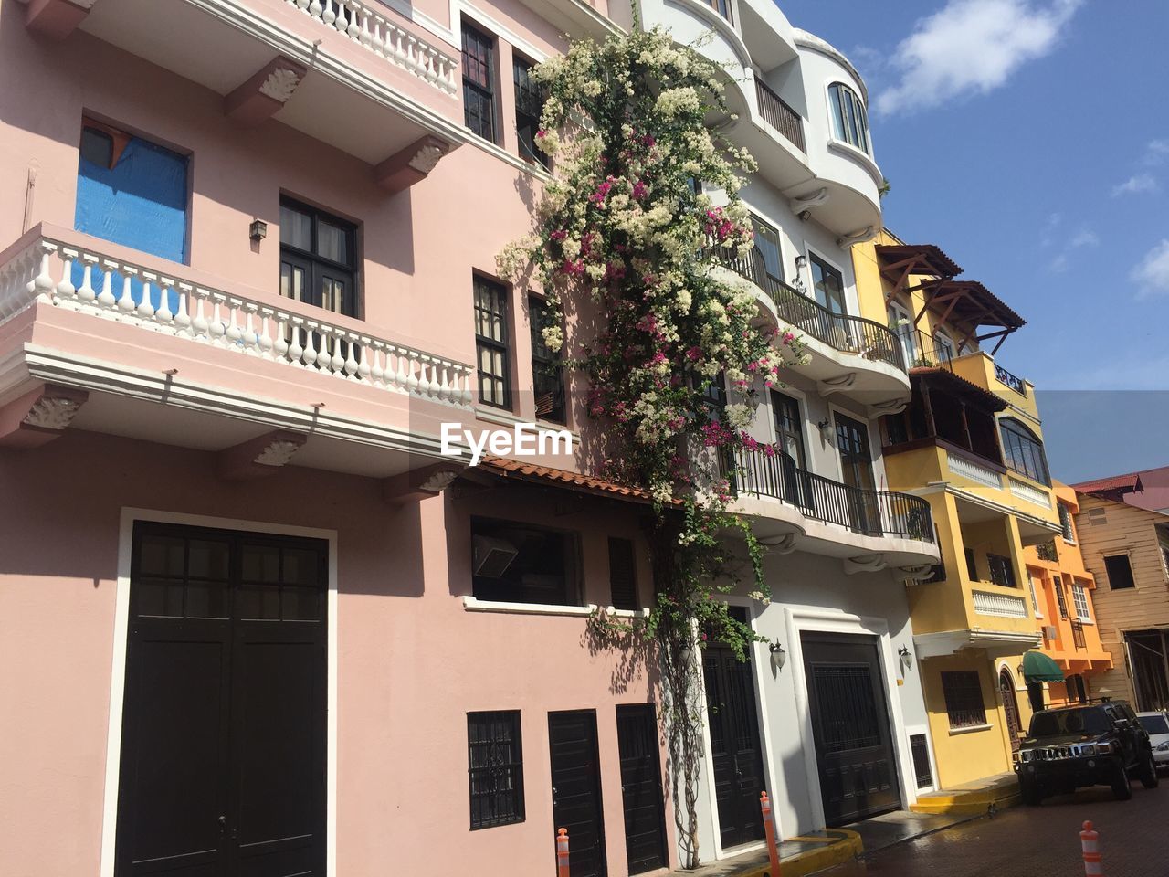 LOW ANGLE VIEW OF HOUSES AGAINST SKY