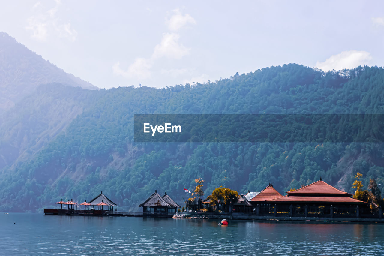 SCENIC VIEW OF LAKE AGAINST MOUNTAINS