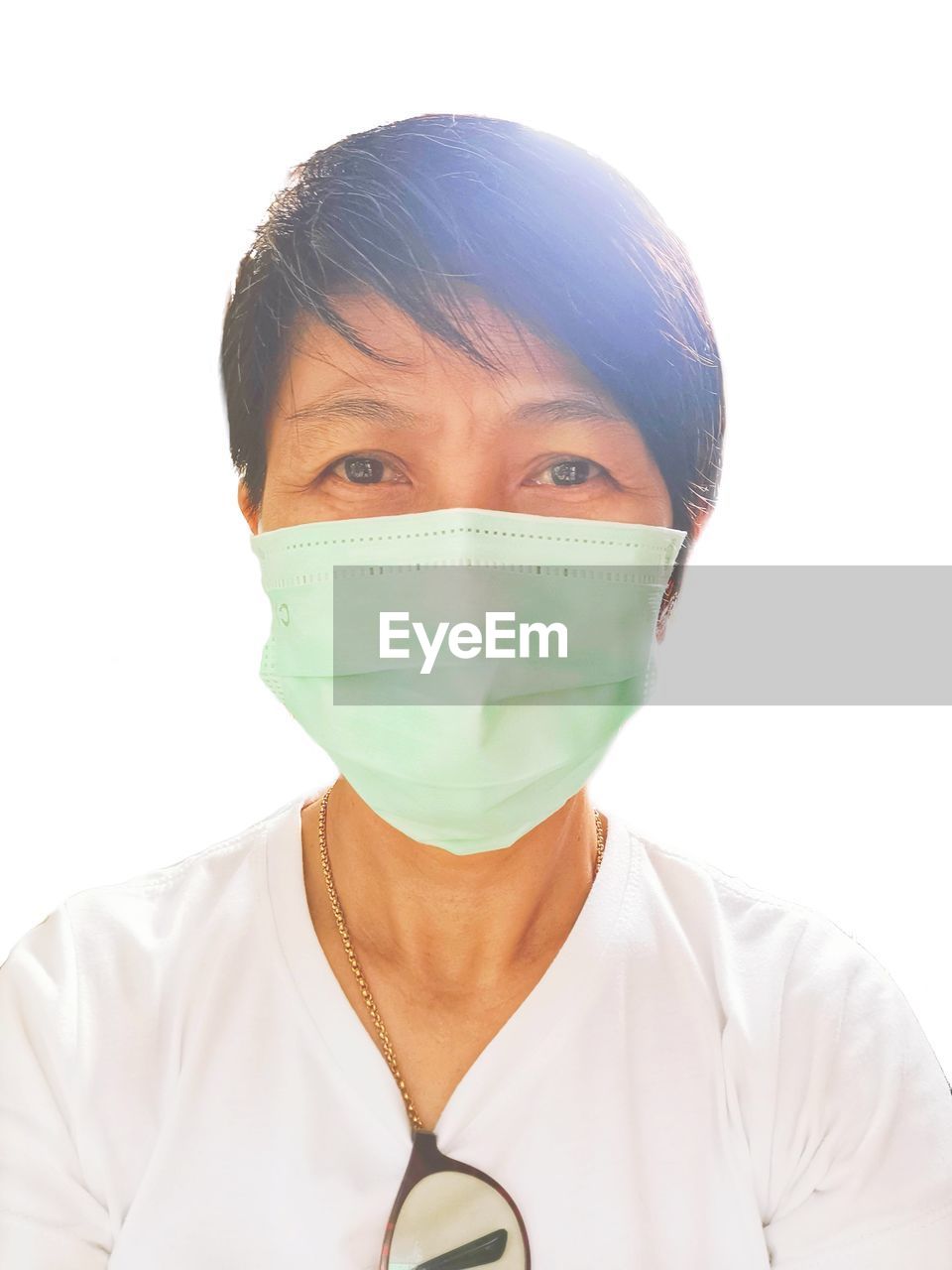 CLOSE-UP PORTRAIT OF A SERIOUS YOUNG MAN WEARING HAT