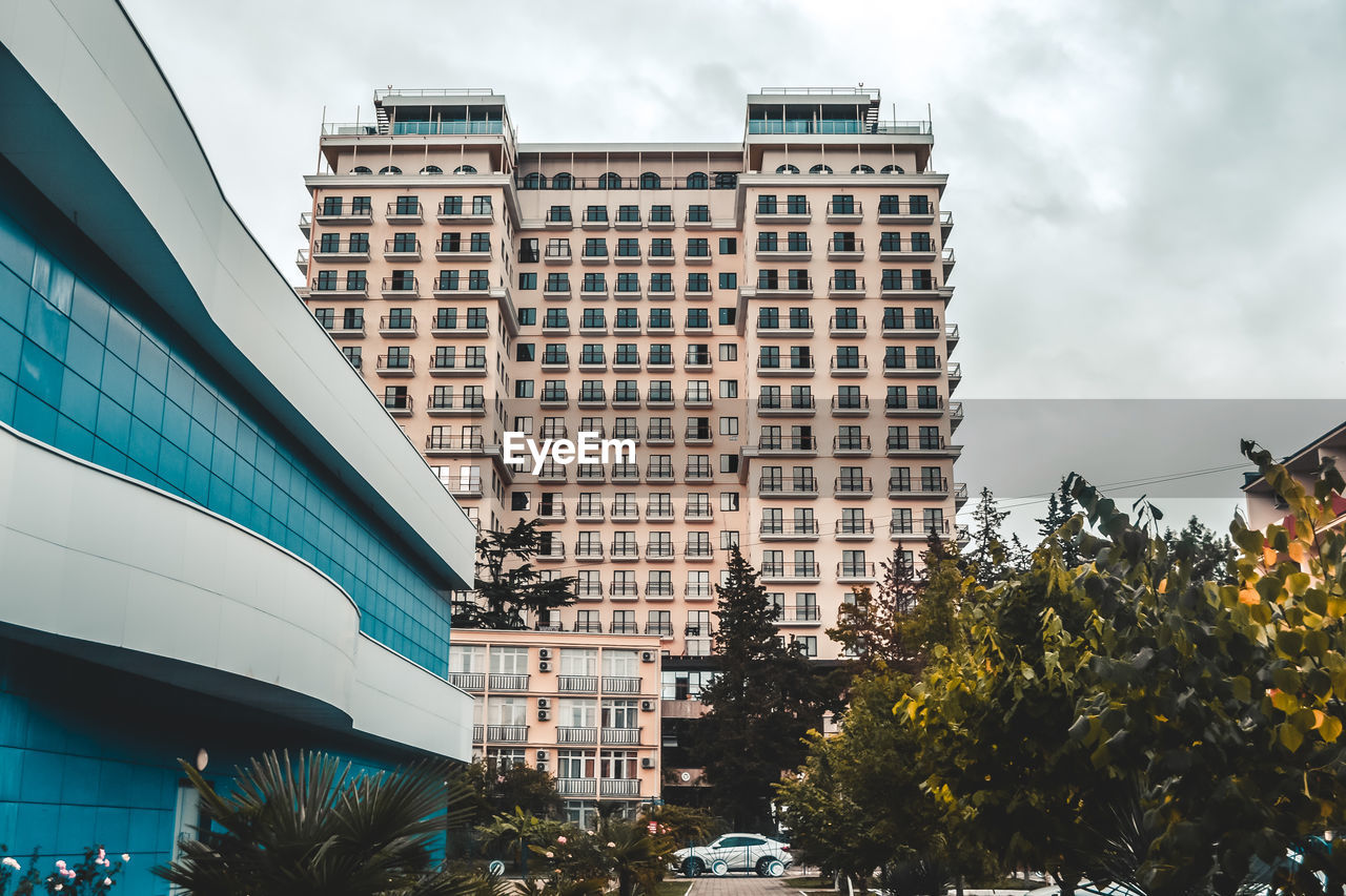 LOW ANGLE VIEW OF MODERN BUILDING AGAINST SKY