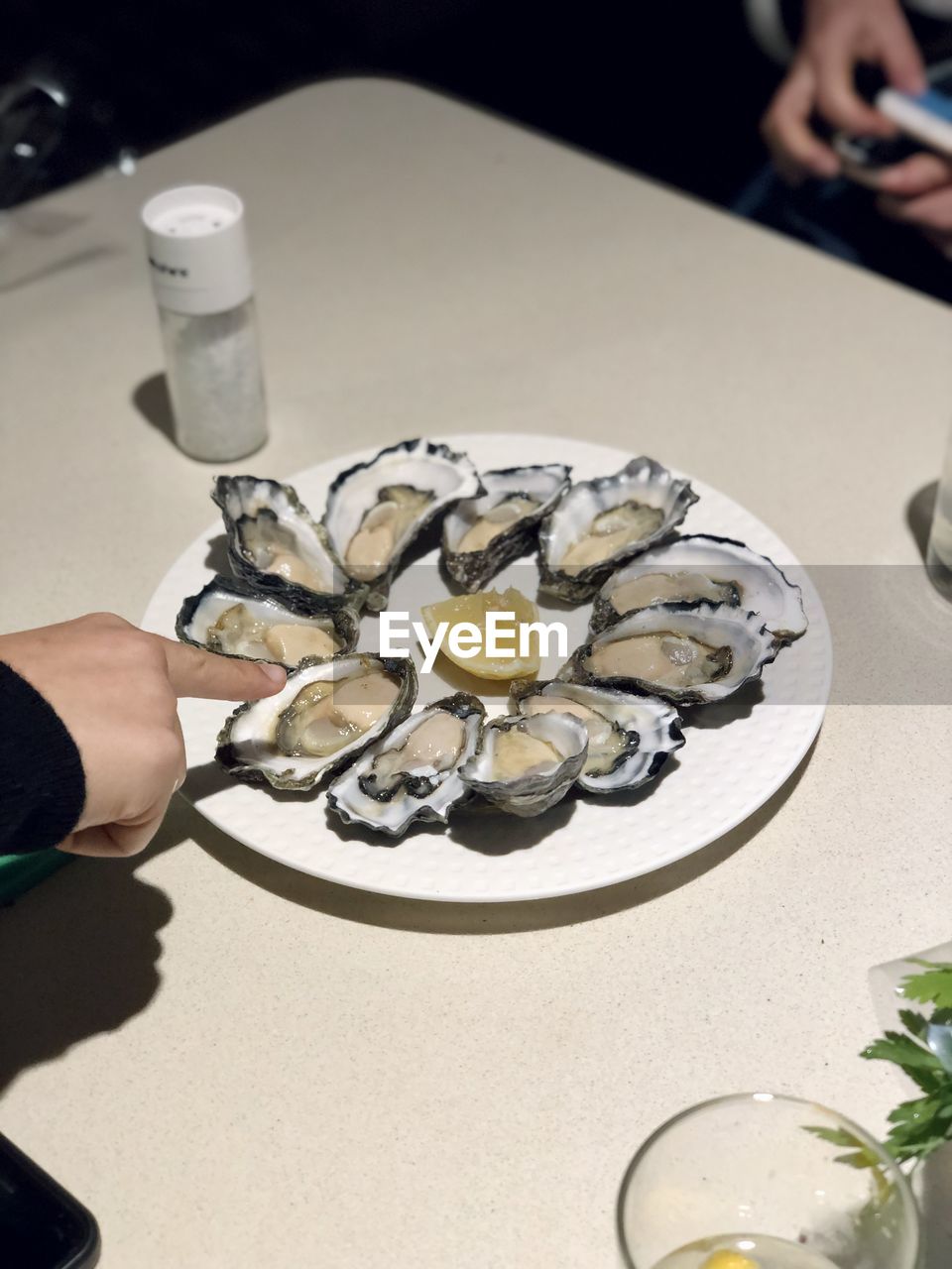 HIGH ANGLE VIEW OF PERSON HAVING FOOD IN PLATE