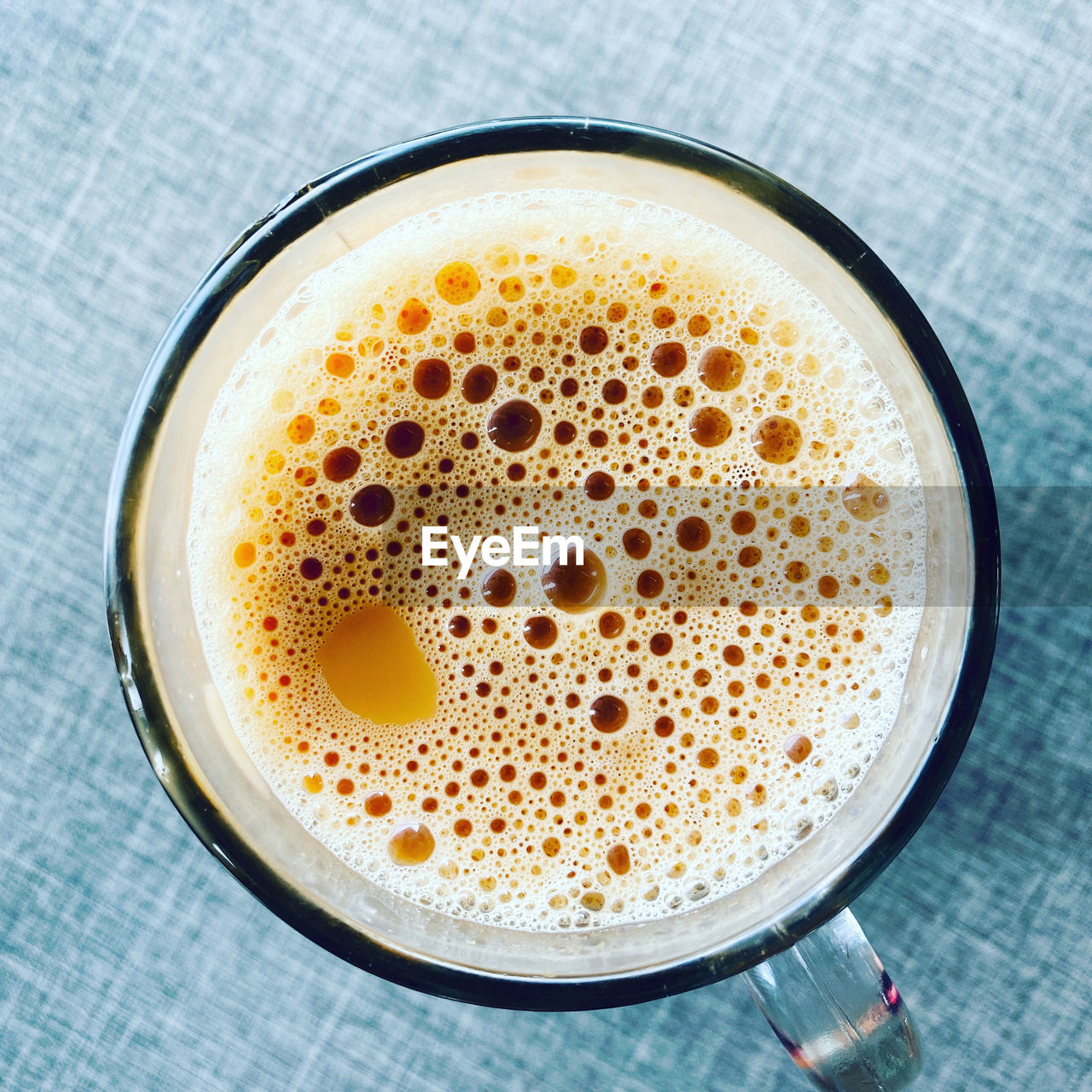 HIGH ANGLE VIEW OF COFFEE IN GLASS