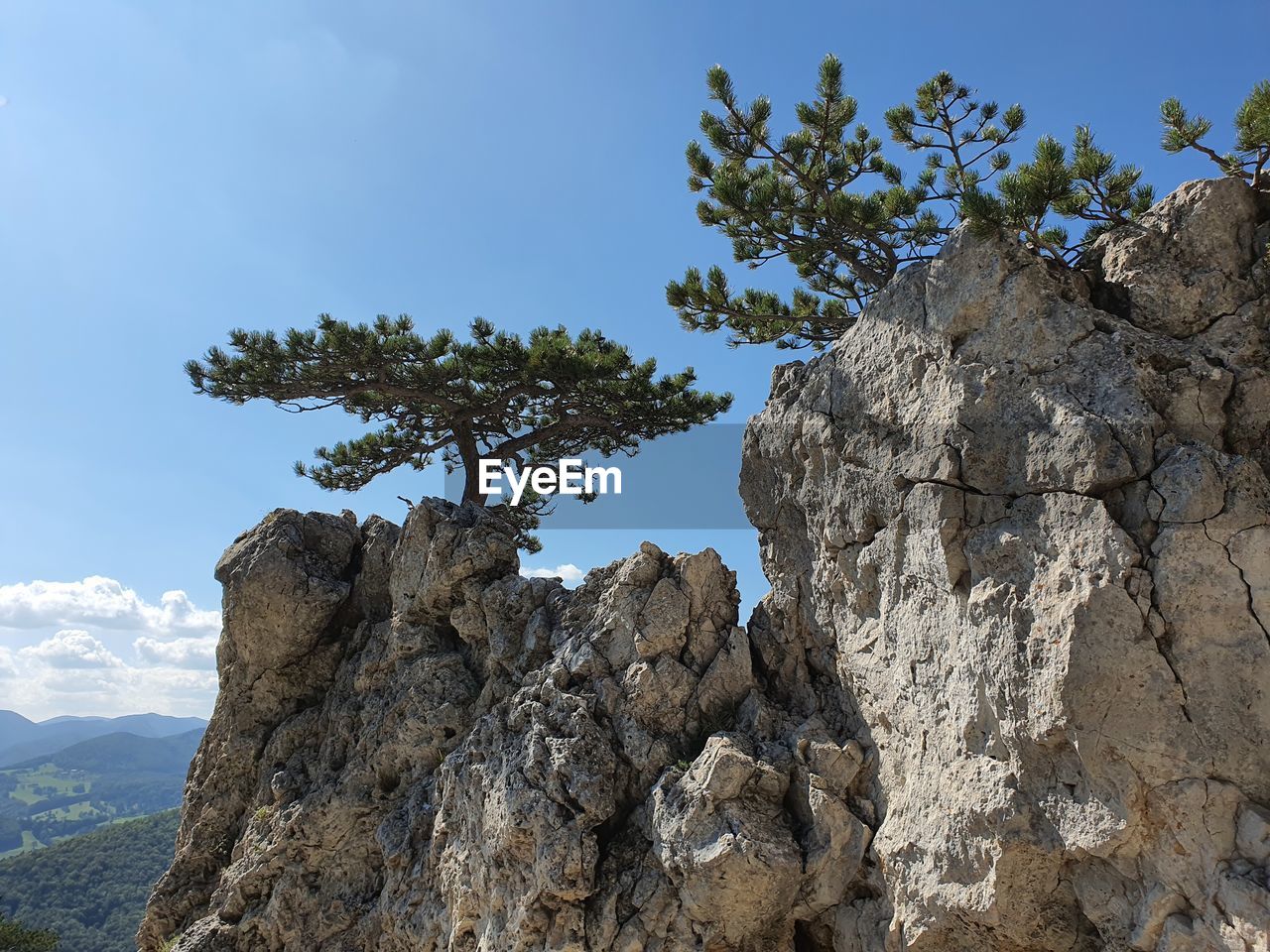 LOW ANGLE VIEW OF ROCK FORMATION ON MOUNTAIN AGAINST SKY