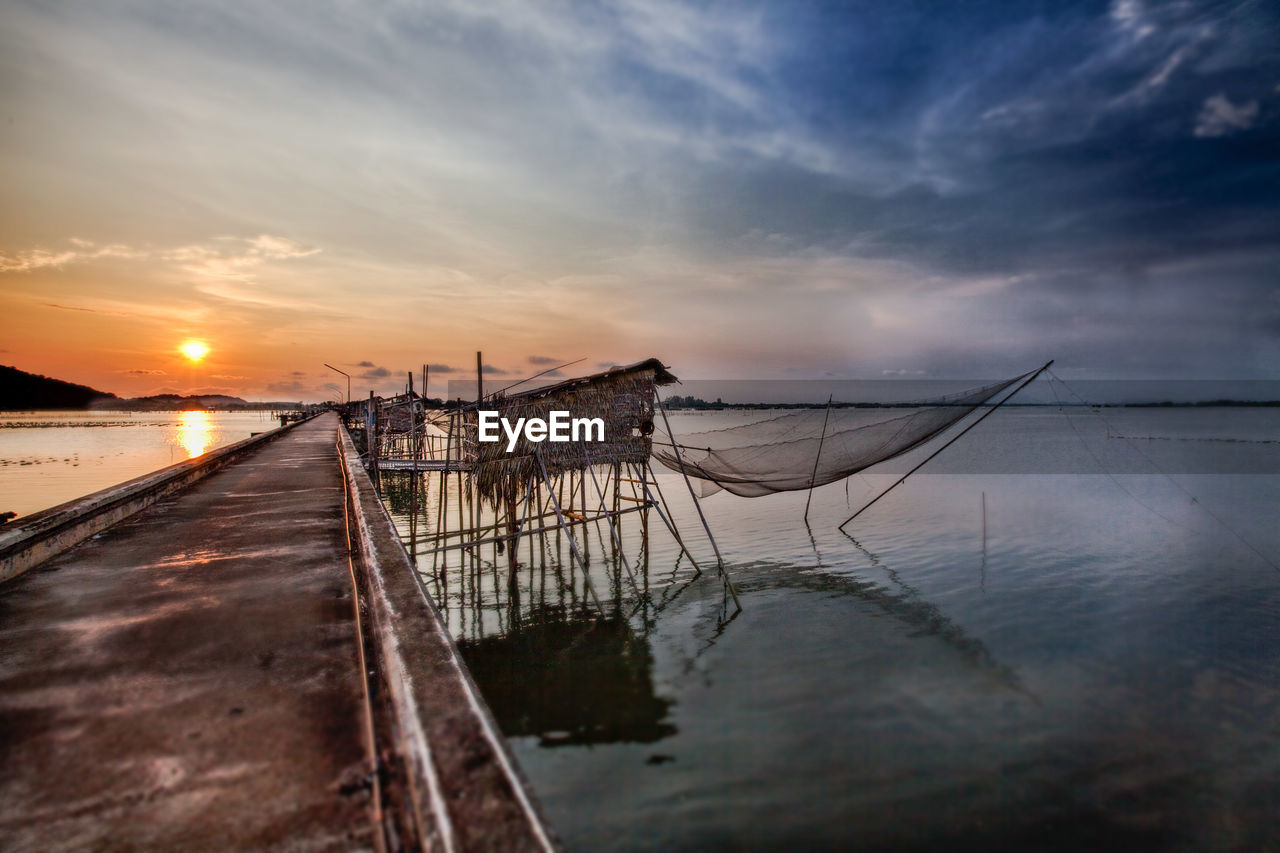 SCENIC VIEW OF SEA AGAINST SUNSET SKY