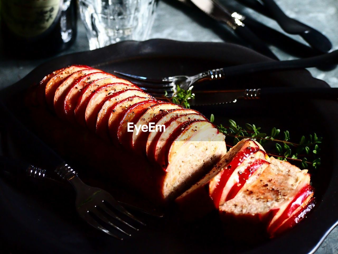 HIGH ANGLE VIEW OF MEAT ON PLATE