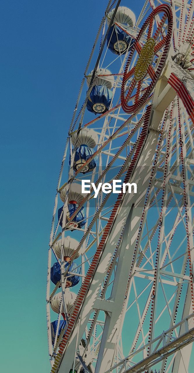 LOW ANGLE VIEW OF FERRIS WHEEL AGAINST CLEAR SKY