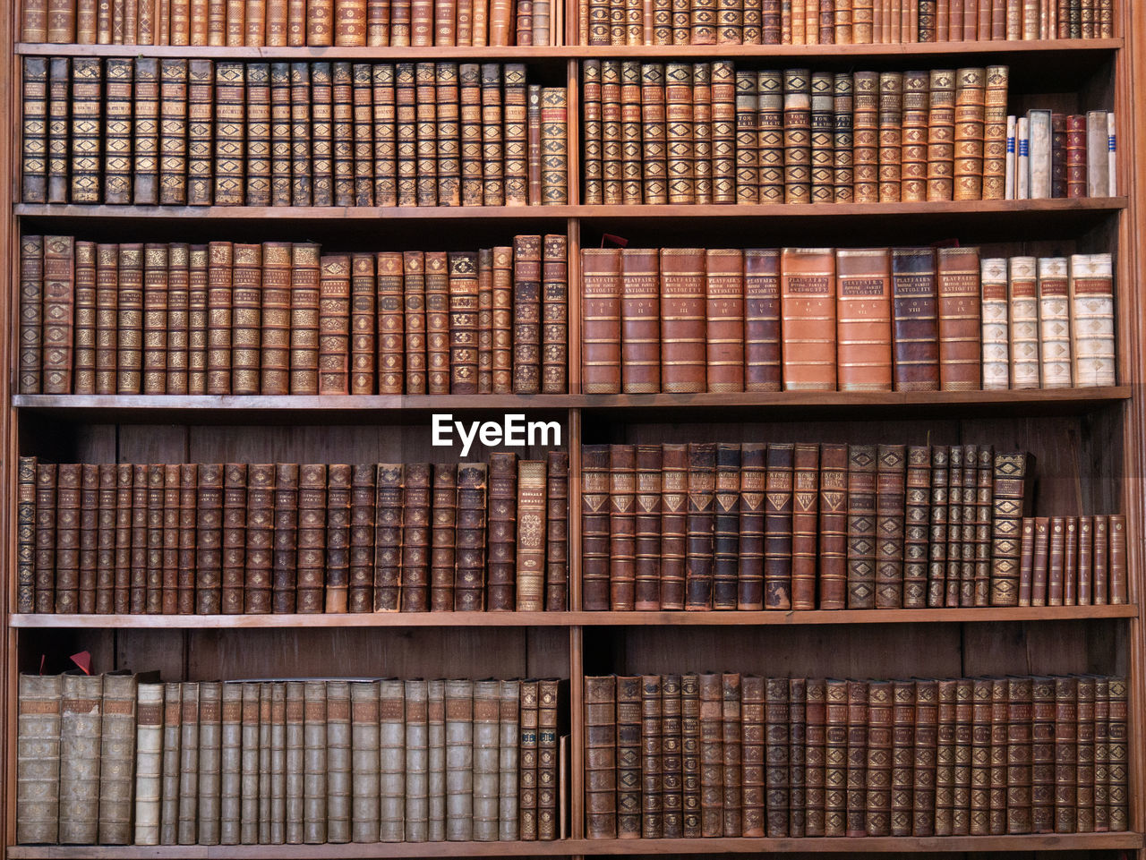 FULL FRAME SHOT OF BOOKS IN LIBRARY