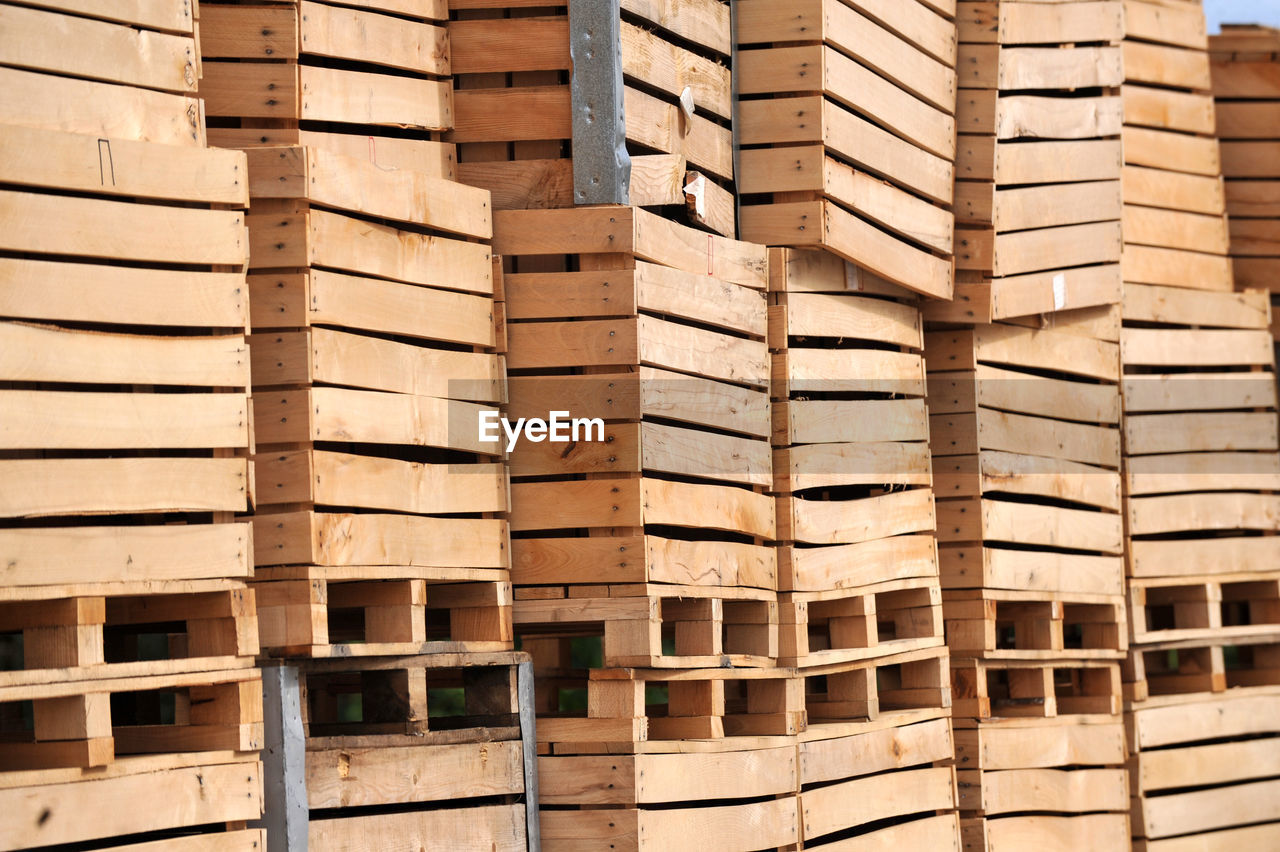 FULL FRAME SHOT OF WOODEN BUILDING