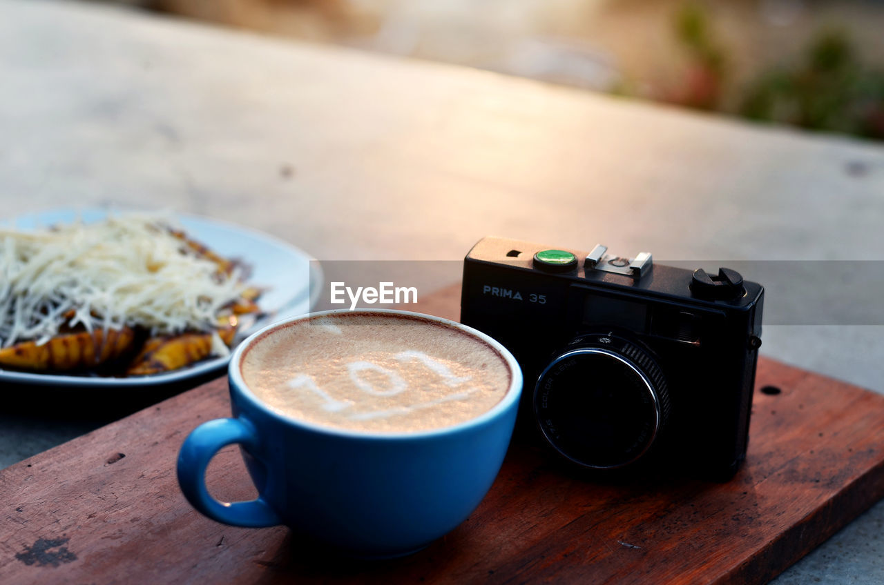 HIGH ANGLE VIEW OF COFFEE AND TABLE