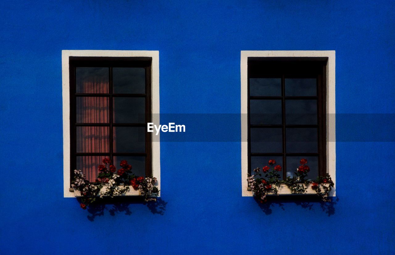 LOW ANGLE VIEW OF WINDOW ON BUILDING