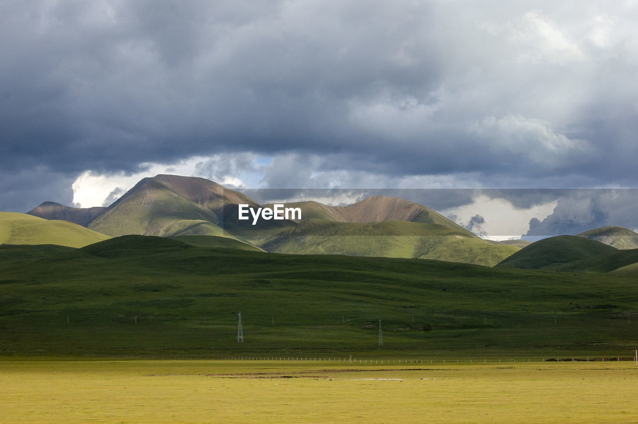 At the foot of the mountain is a beautiful broad green prairie