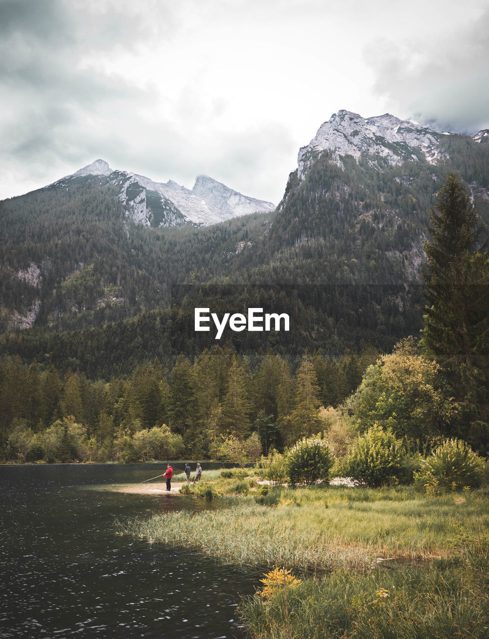 SCENIC VIEW OF LAKE AGAINST MOUNTAINS