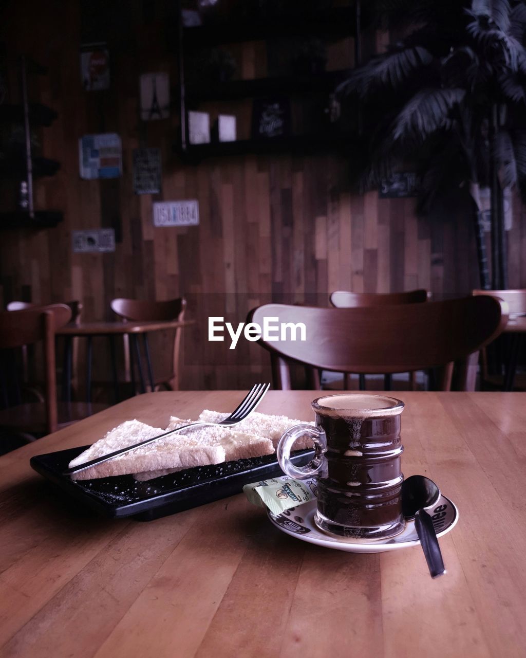 EMPTY CHAIRS AND TABLE IN CAFE