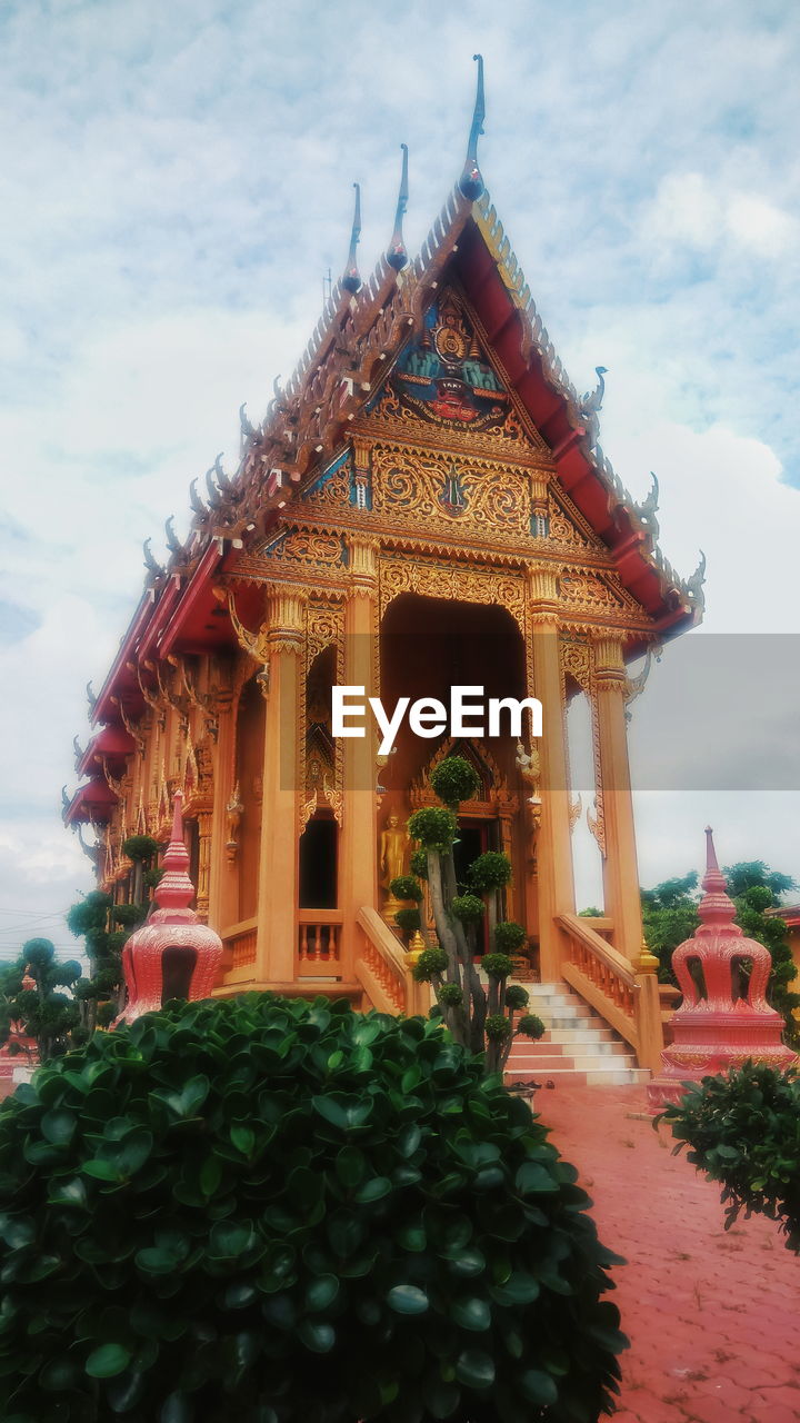 LOW ANGLE VIEW OF HISTORIC TEMPLE AGAINST SKY