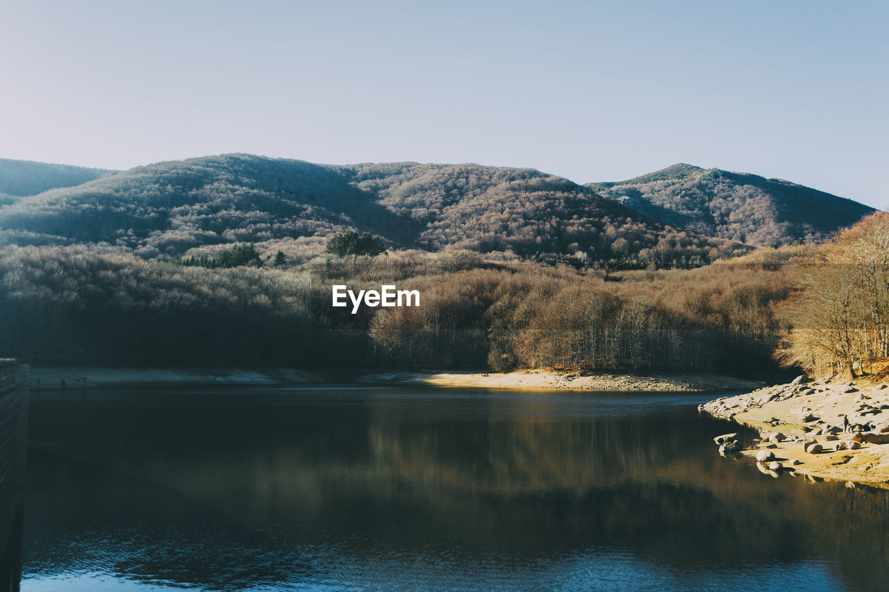 SCENIC VIEW OF LAKE BY MOUNTAINS AGAINST SKY