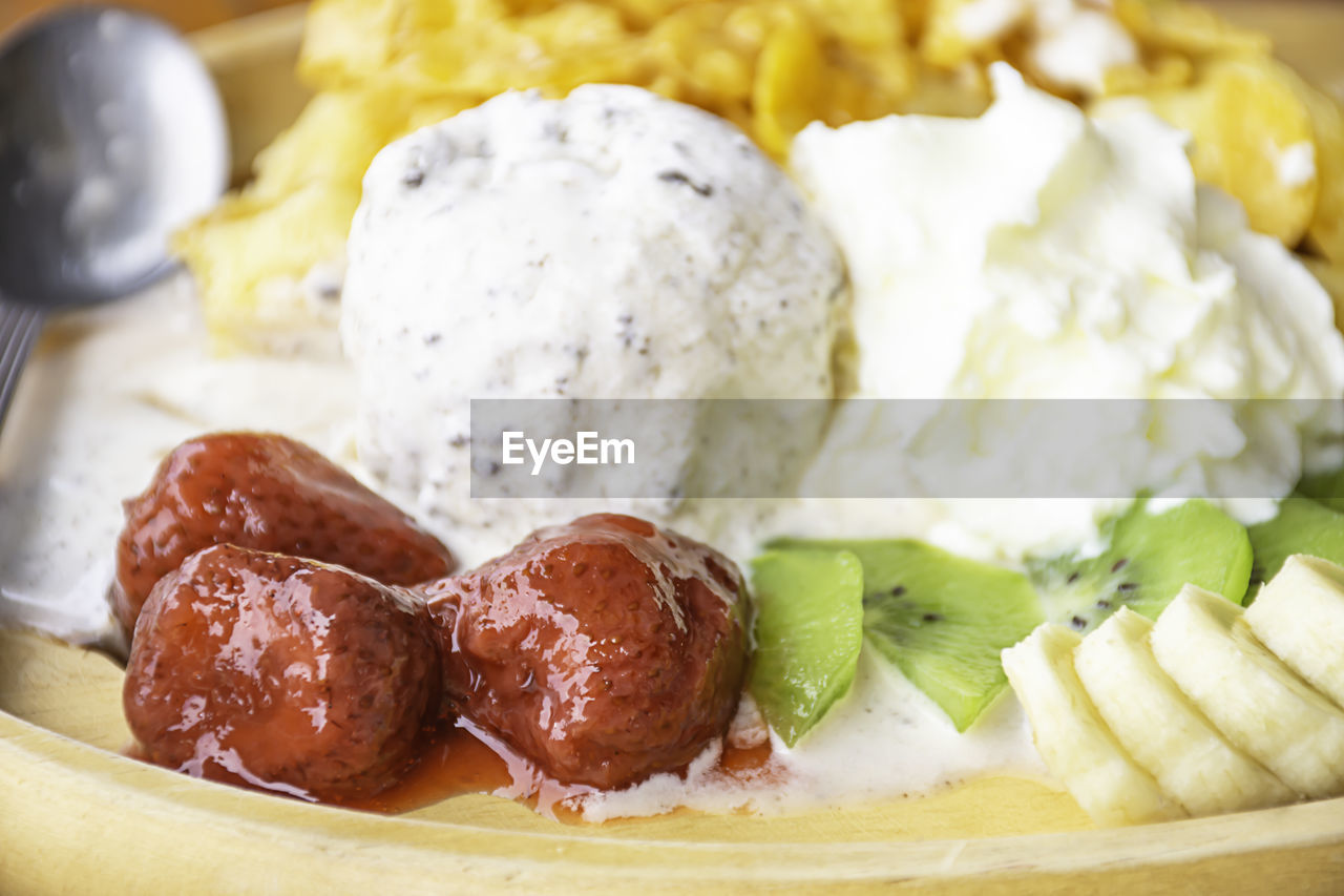 CLOSE-UP OF FOOD SERVED ON PLATE