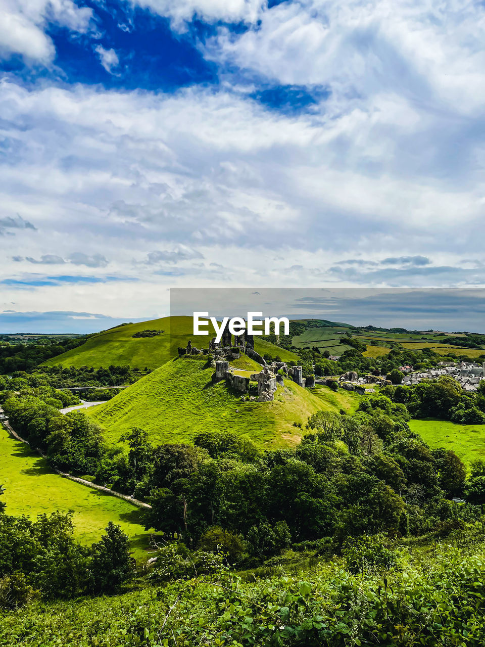 SCENIC VIEW OF FARM AGAINST SKY