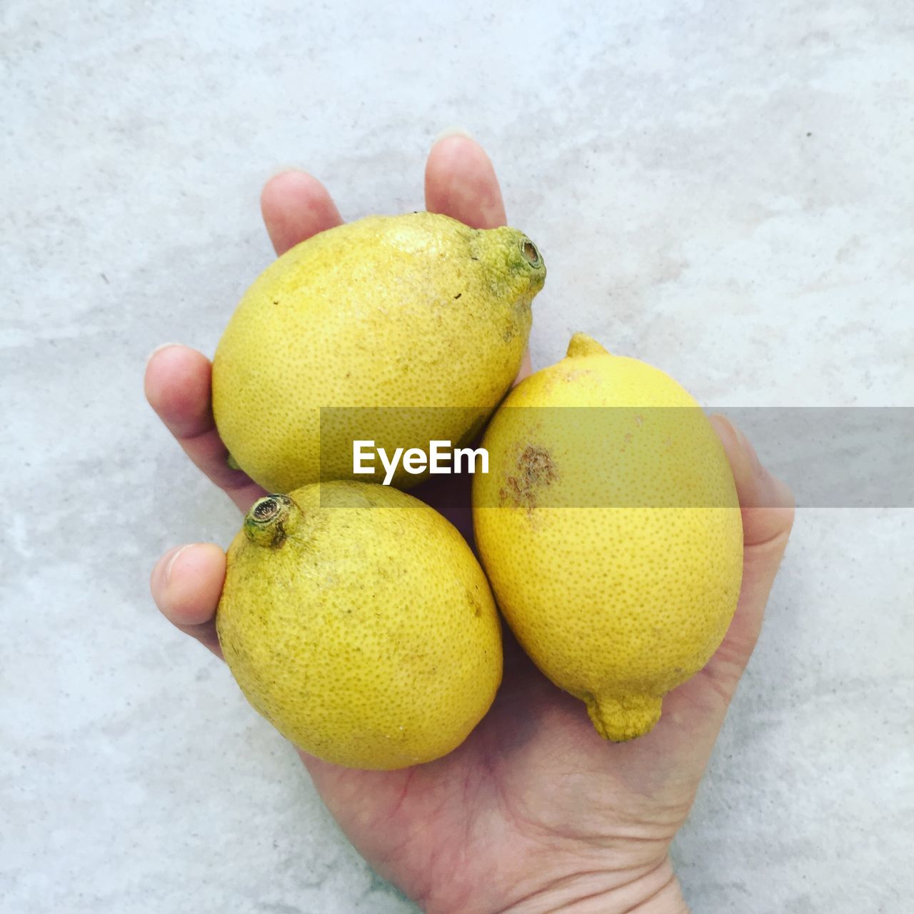 CLOSE-UP OF PERSON HAND HOLDING FRUITS