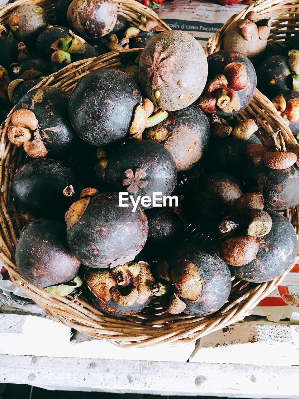 HIGH ANGLE VIEW OF FRUIT IN BASKET