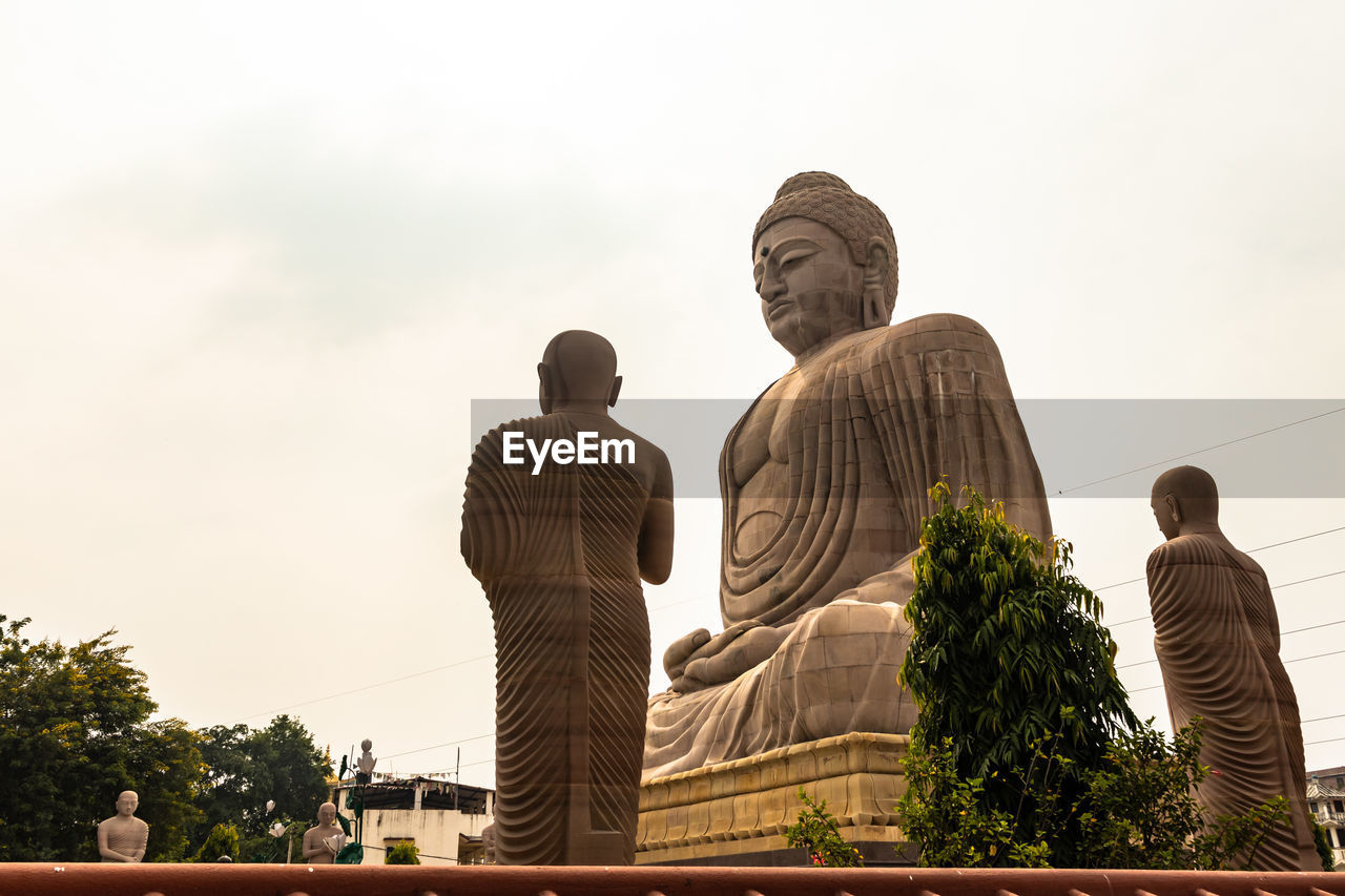 LOW ANGLE VIEW OF STATUE AGAINST BUILT STRUCTURE AGAINST SKY