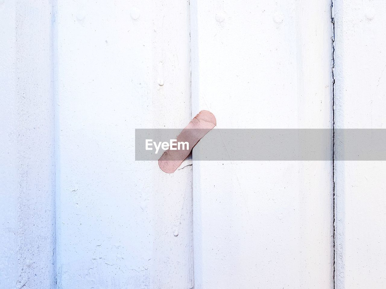 CLOSE-UP OF HUMAN HAND ON WALL