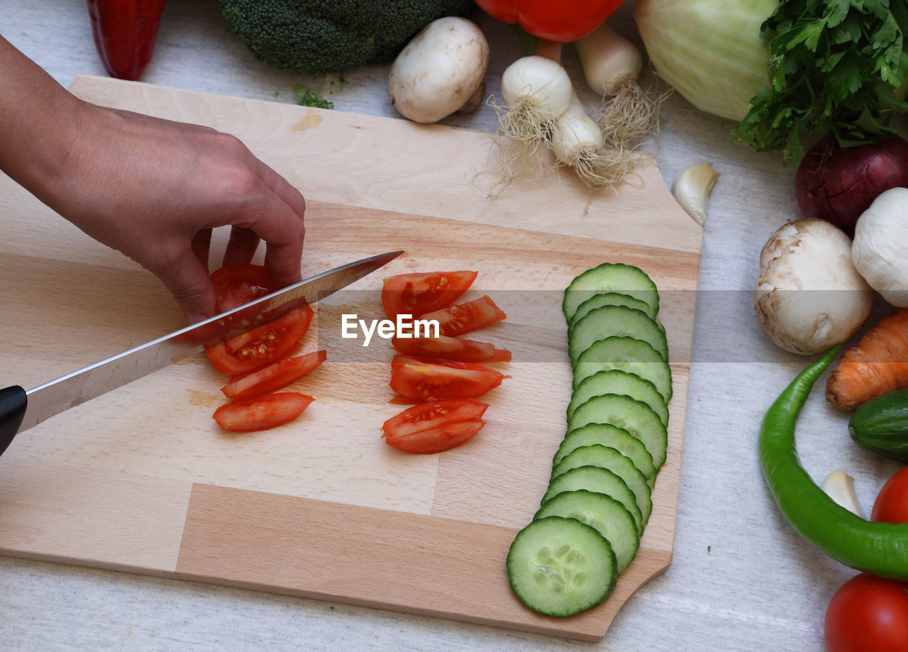 HIGH ANGLE VIEW OF VEGETABLES ON CUTTING BOARD IN KITCHEN