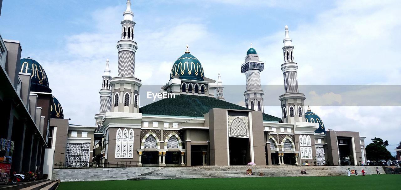 VIEW OF BUILDING AGAINST SKY