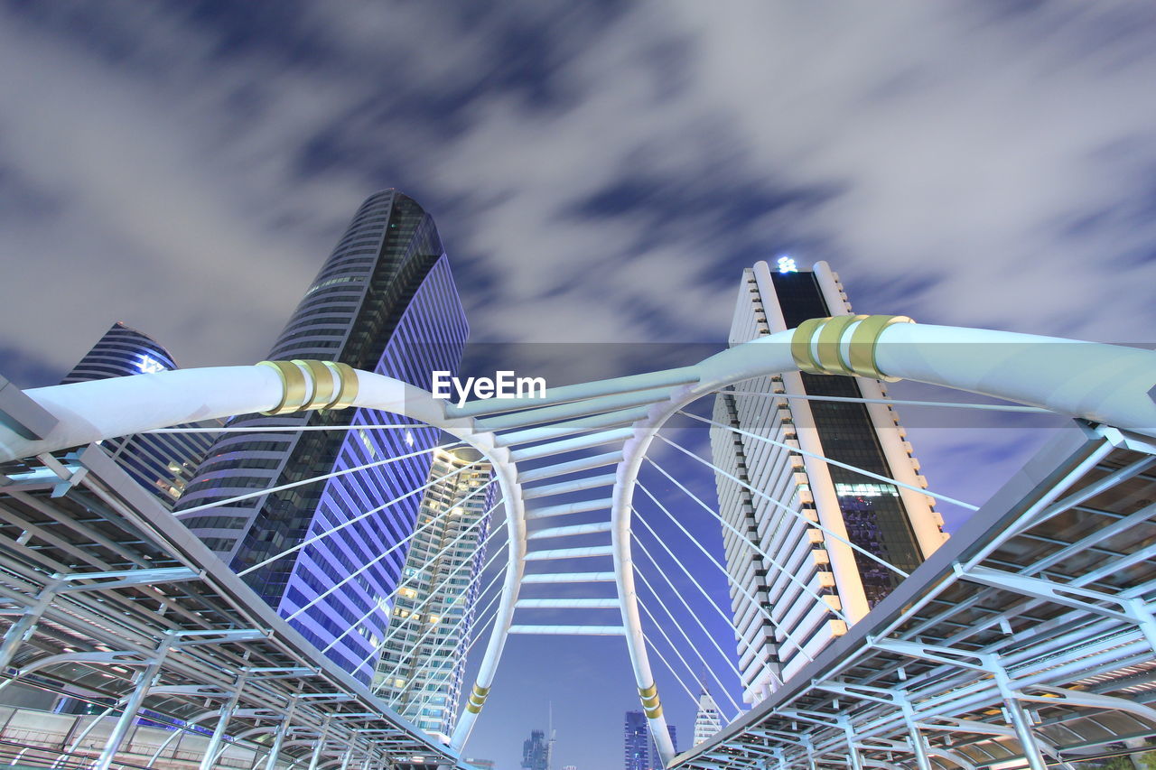 LOW ANGLE VIEW OF TALL BUILDING AGAINST CLOUDY SKY