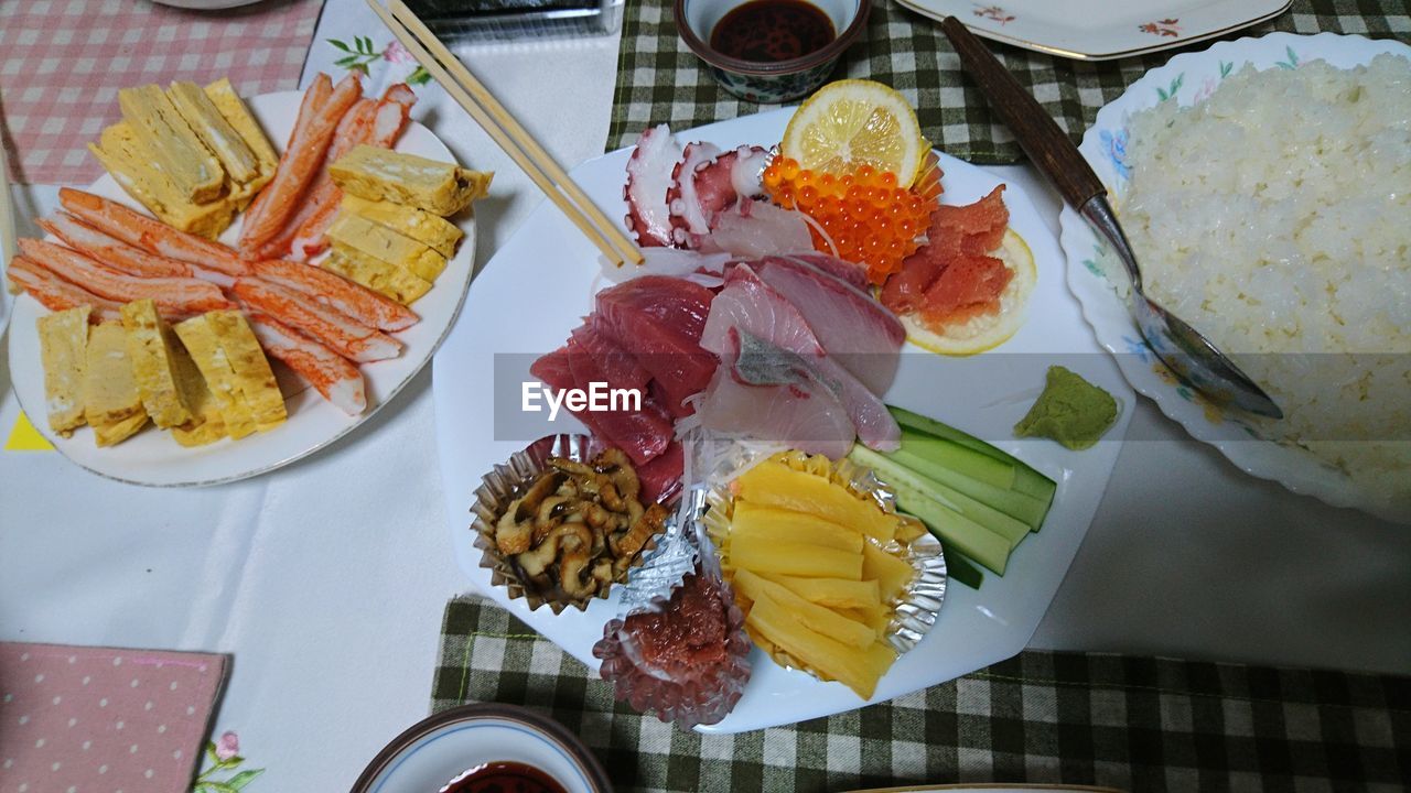 HIGH ANGLE VIEW OF FOOD SERVED ON TABLE