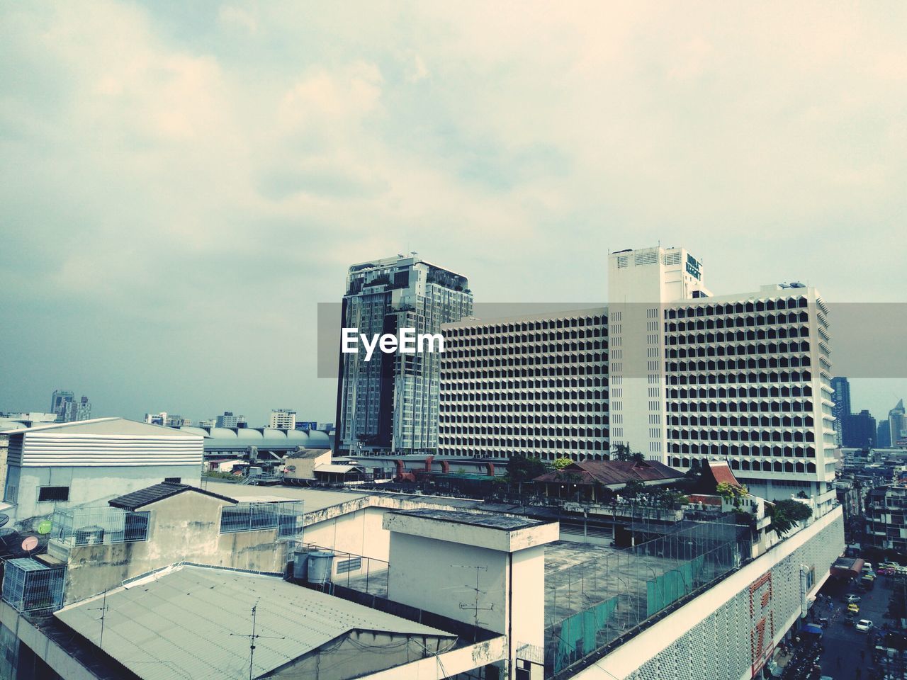 HIGH ANGLE VIEW OF MODERN BUILDINGS IN CITY AGAINST SKY