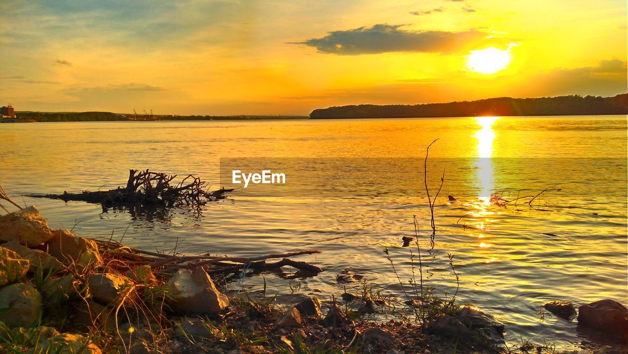 SCENIC VIEW OF SEA AGAINST SKY AT SUNSET