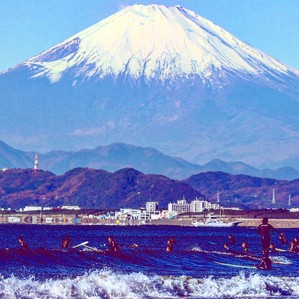 SCENIC VIEW OF SEA AGAINST MOUNTAIN