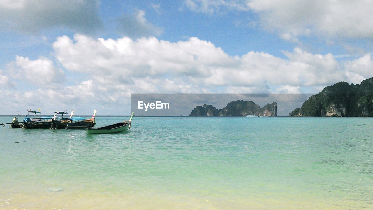 BOATS ON SEA AGAINST SKY