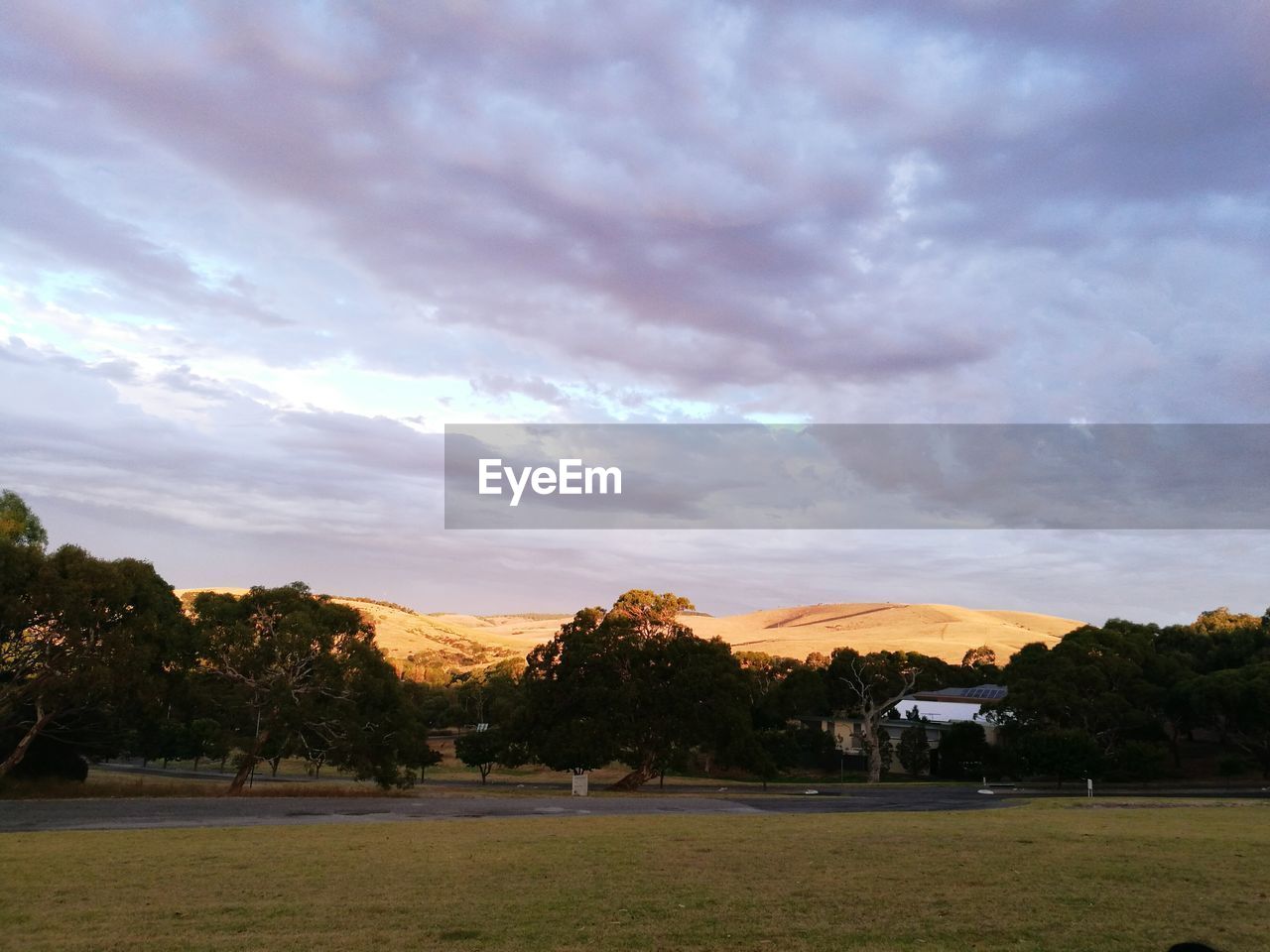 SCENIC VIEW OF GOLF COURSE AGAINST SKY