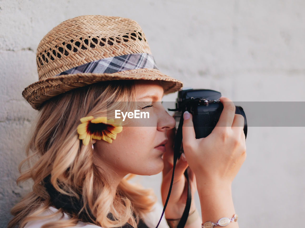 PORTRAIT OF WOMAN PHOTOGRAPHING WITH CAMERA