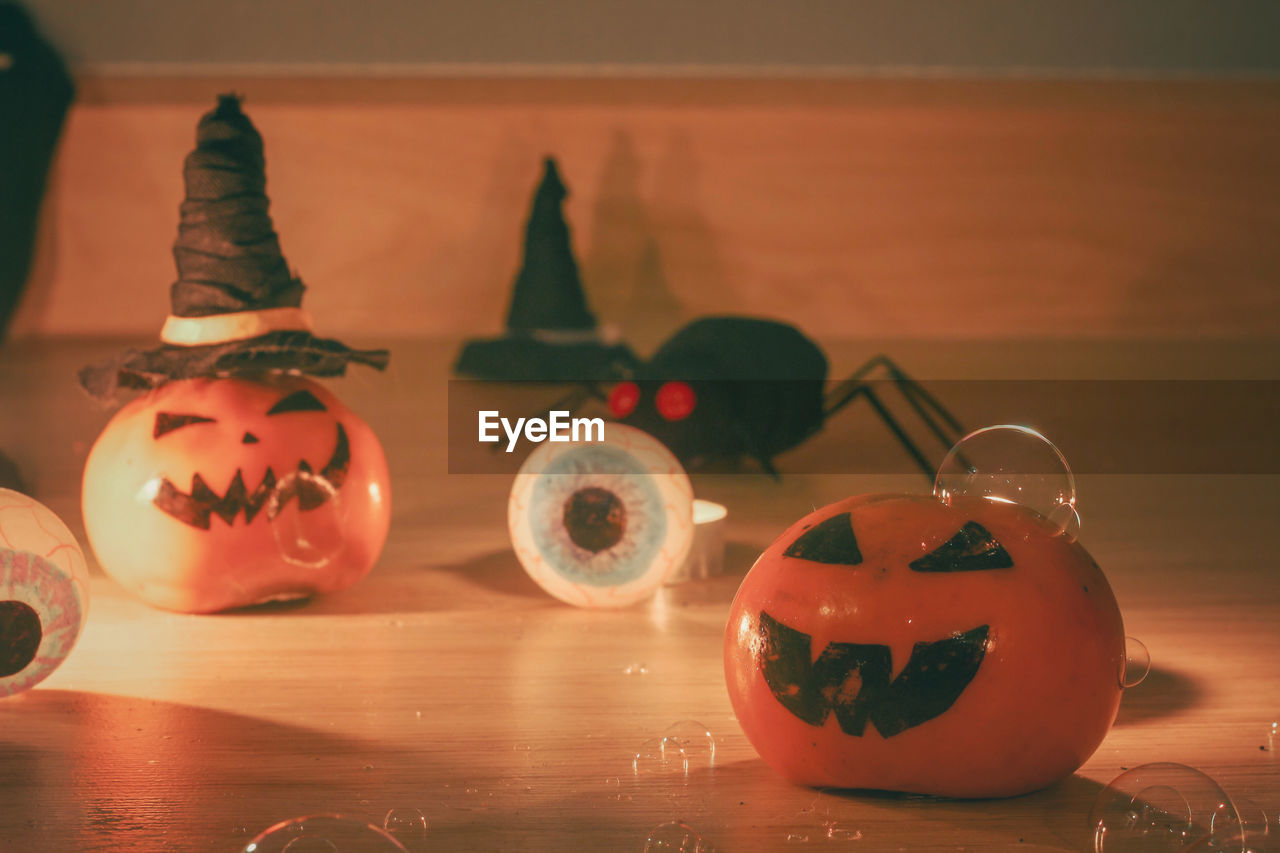 CLOSE-UP OF PUMPKIN ON TABLE AT HOME