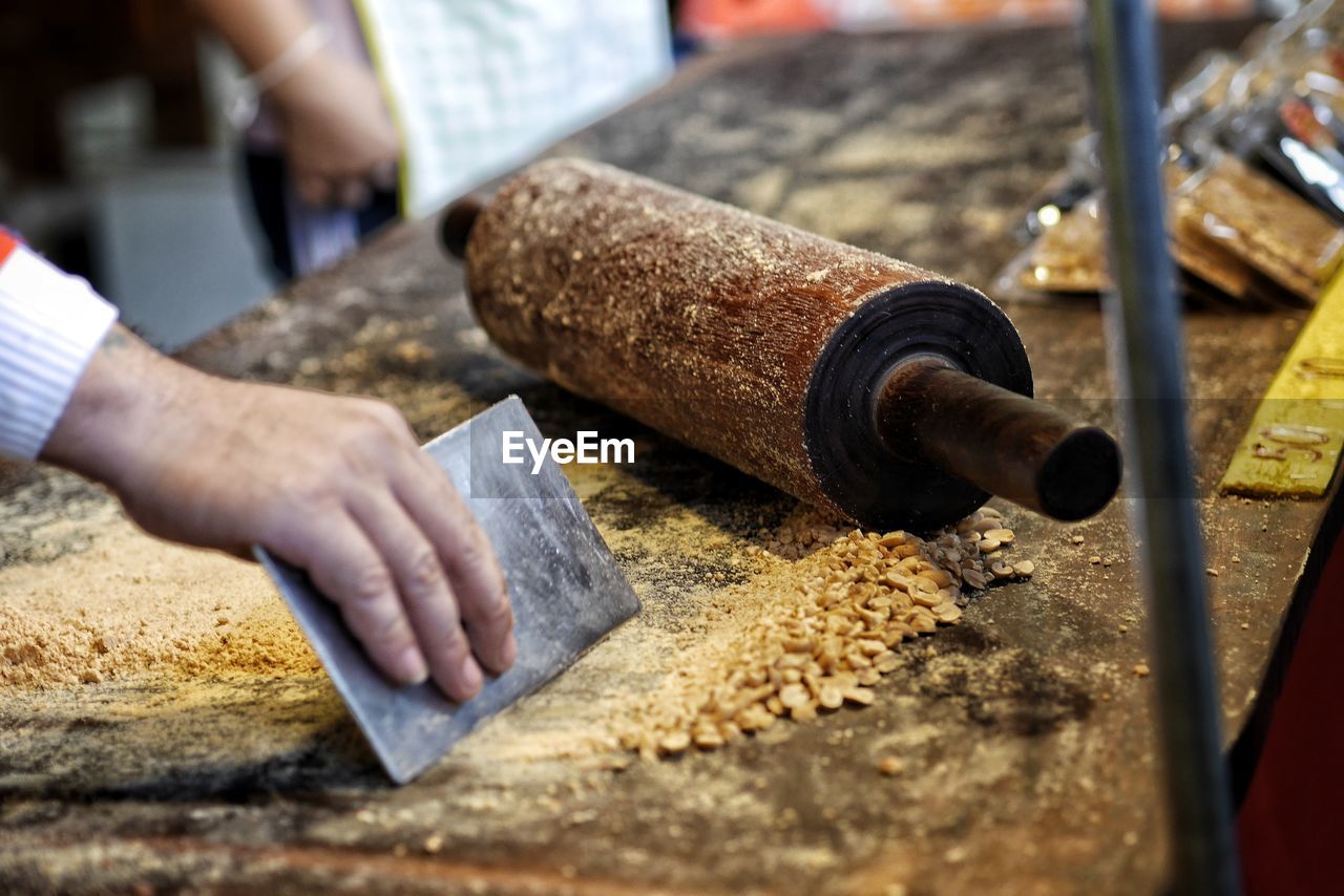 HIGH ANGLE VIEW OF MAN PREPARING FOOD IN TRAY