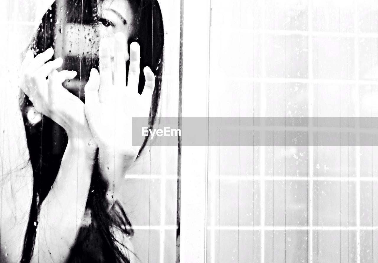 CLOSE-UP OF WOMAN HAND IN GLASS