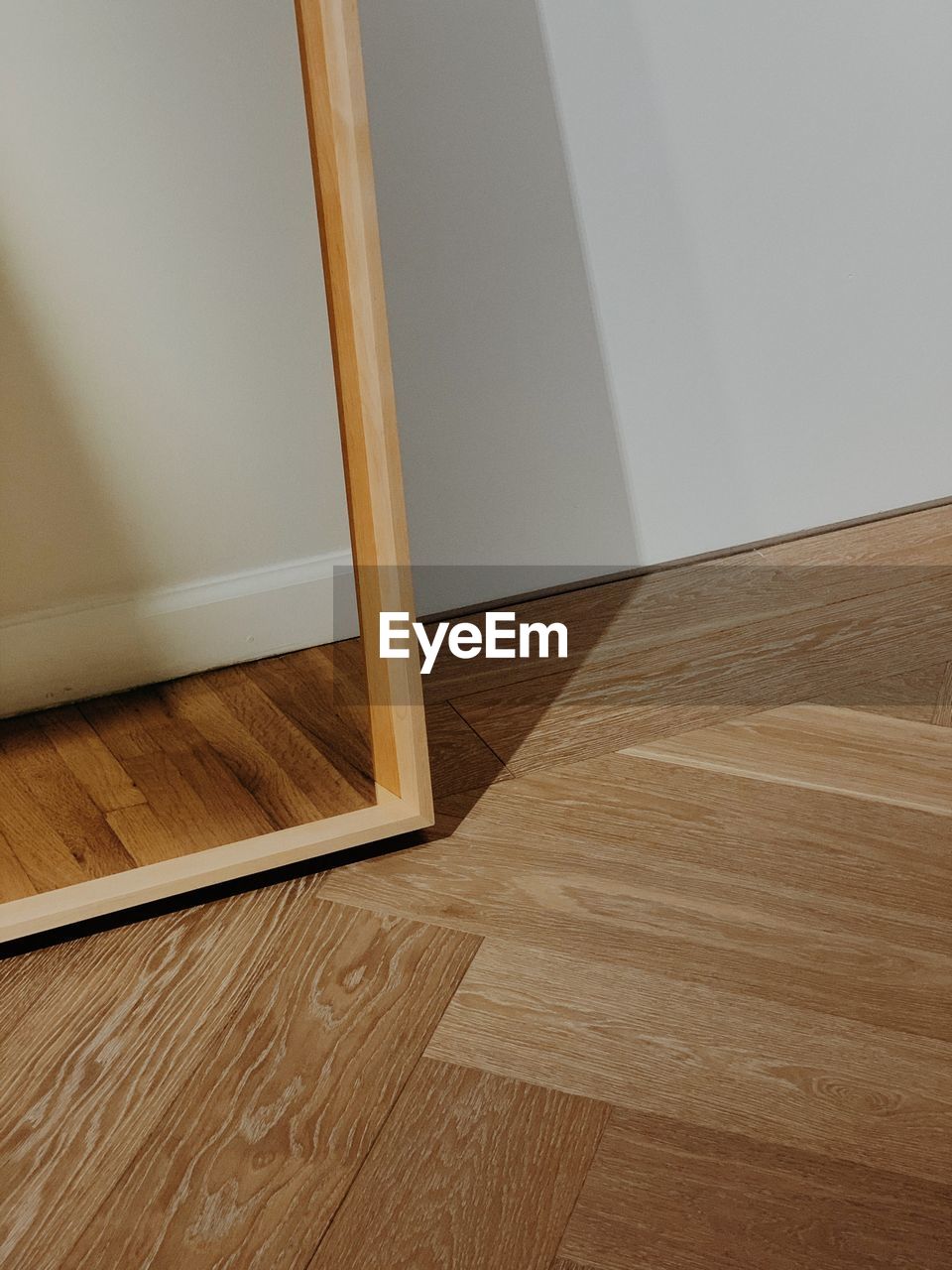 HIGH ANGLE VIEW OF WOODEN FLOOR AGAINST WALL