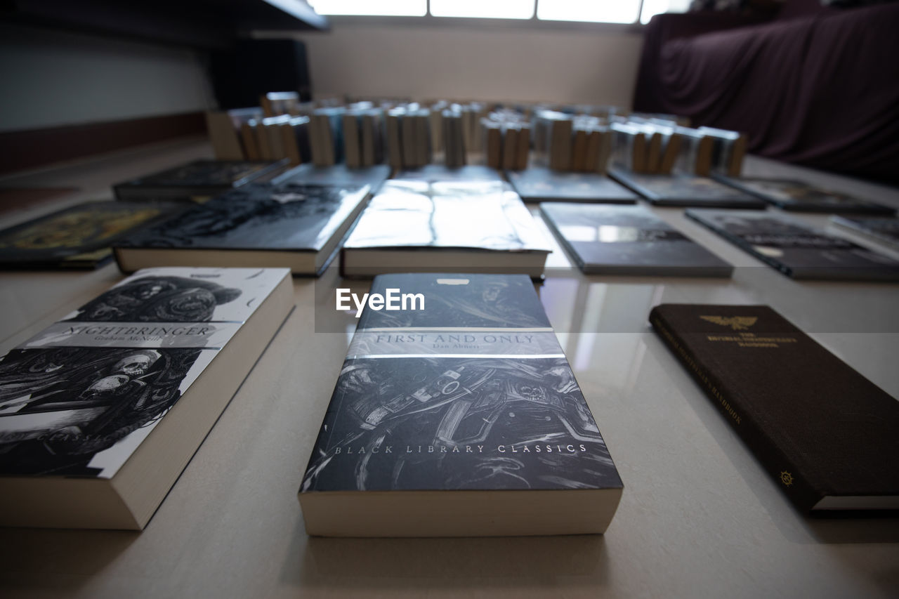 HIGH ANGLE VIEW OF OPEN TABLE
