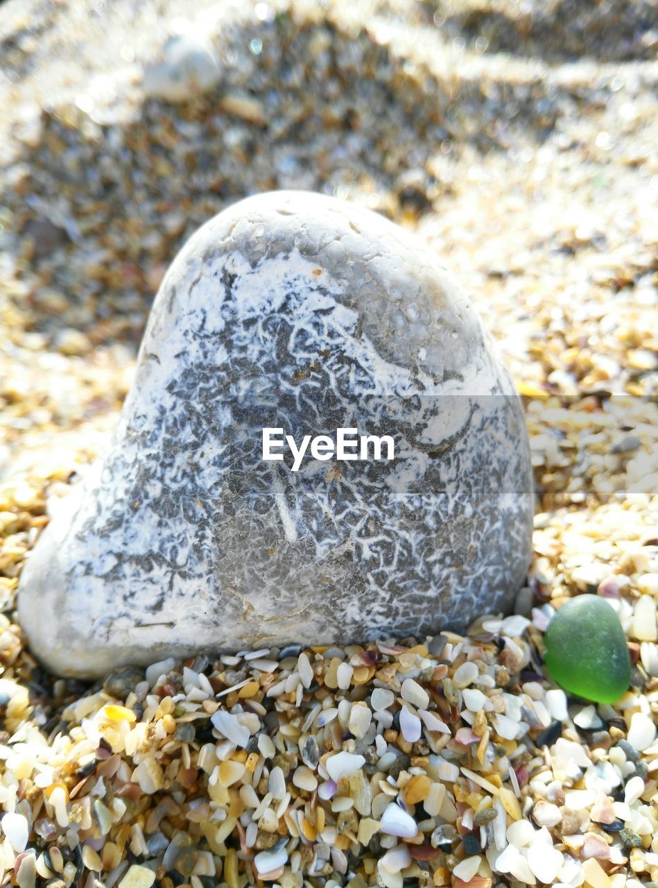 CLOSE-UP OF STONES ON ROCKS