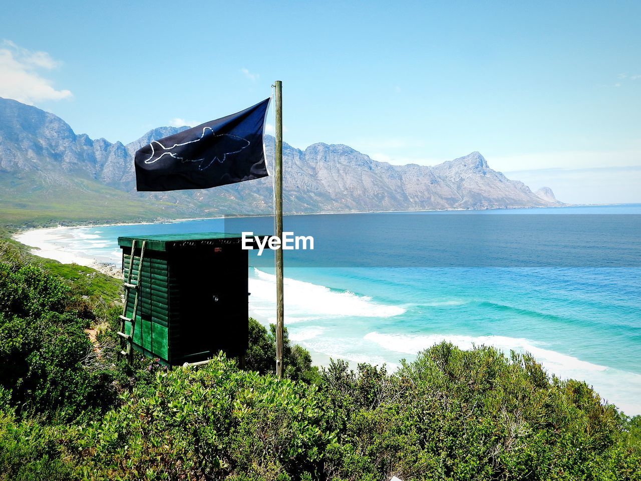 BUILT STRUCTURE BY SEA AGAINST CLEAR BLUE SKY