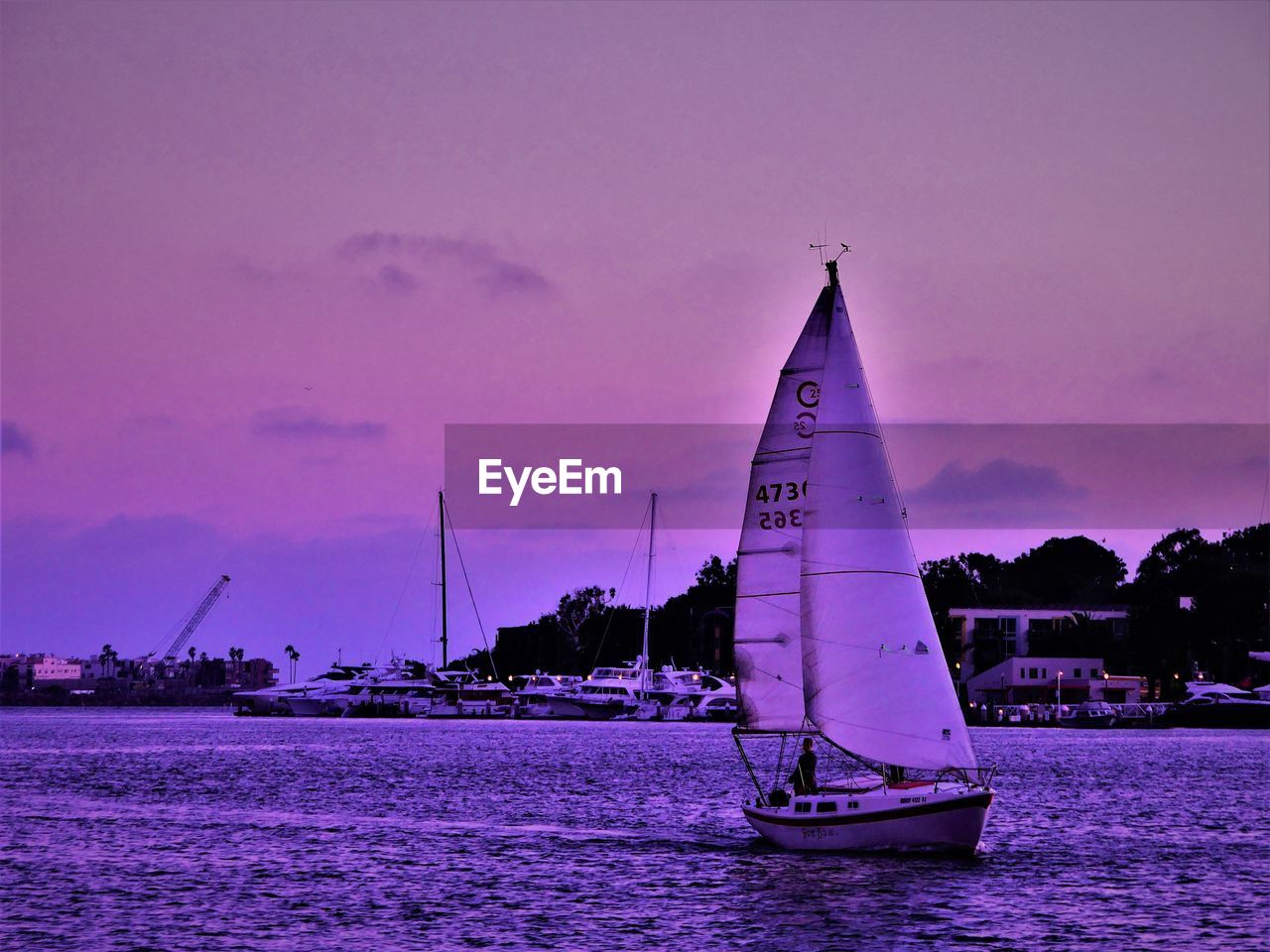 SAILBOAT ON SEA AGAINST SKY