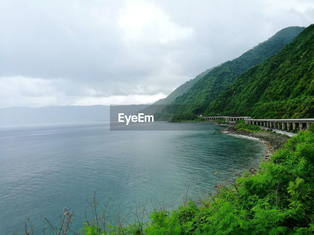 SCENIC VIEW OF RIVER AMIDST MOUNTAINS AGAINST SKY