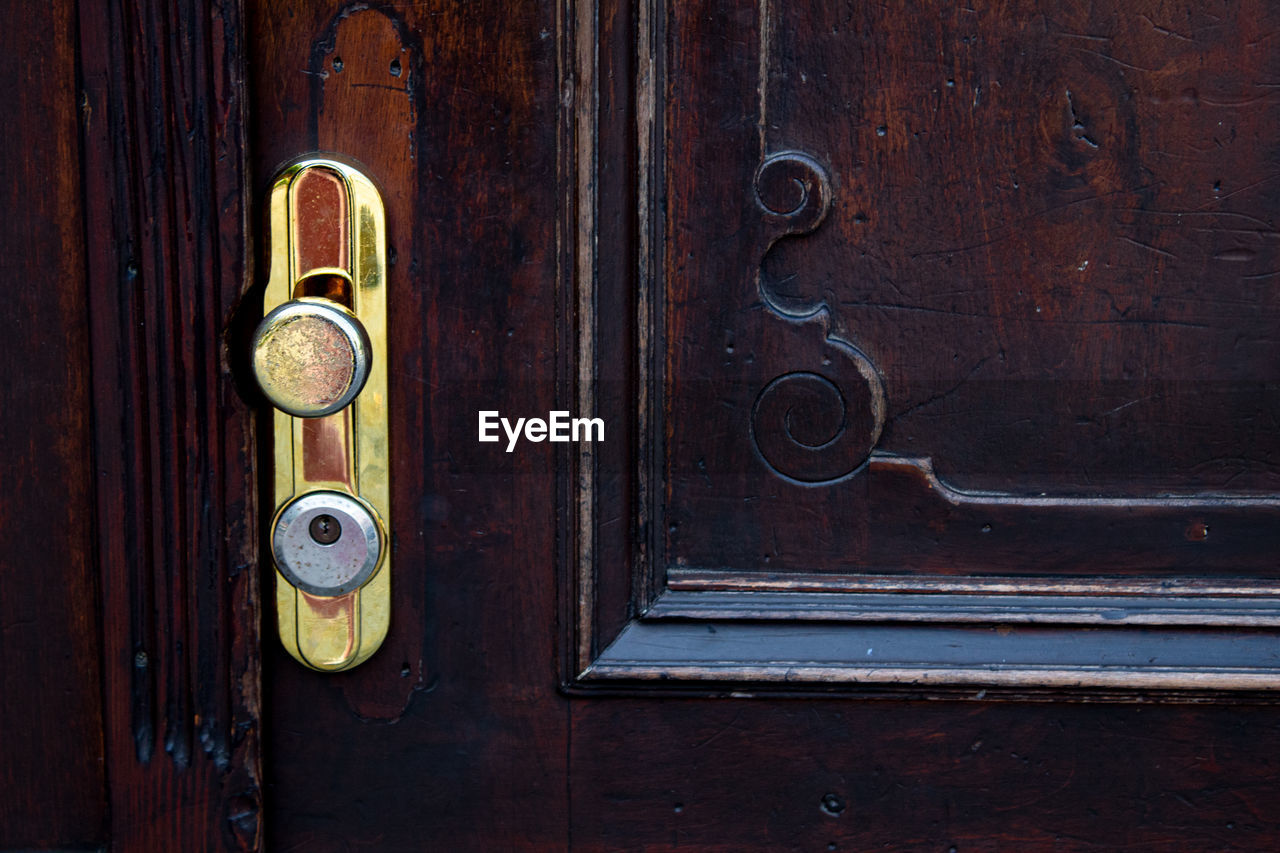 CLOSE-UP OF CLOSED DOOR