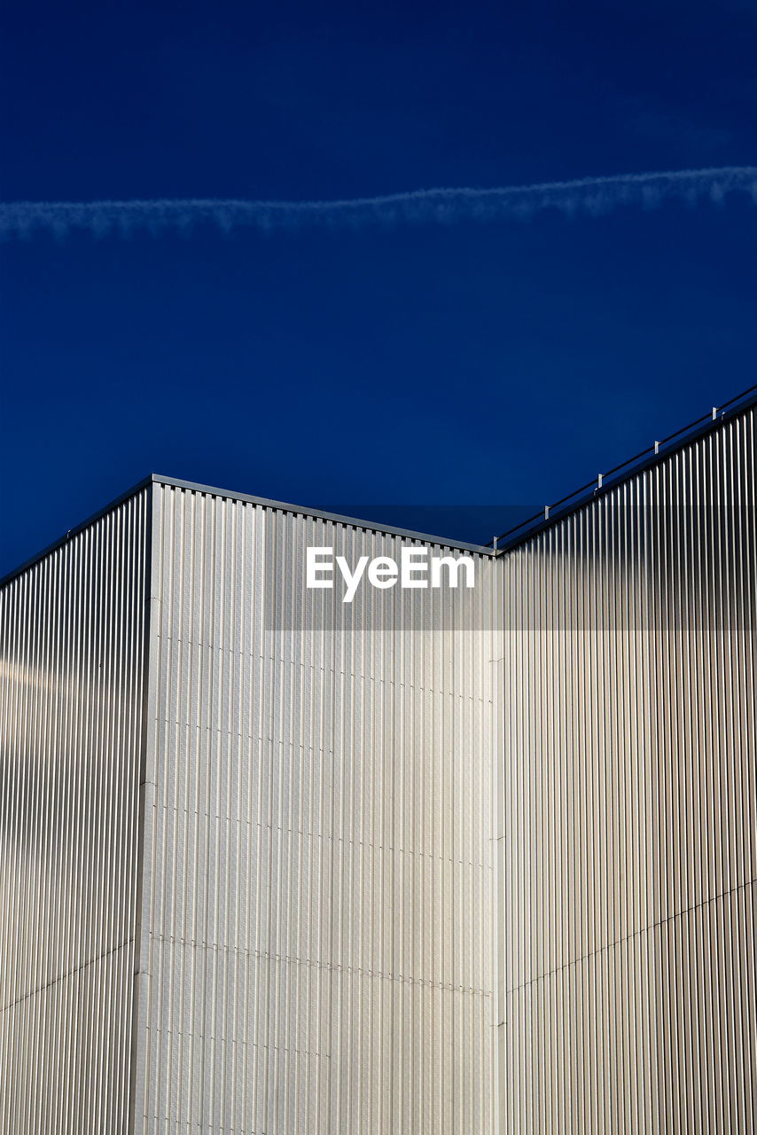 LOW ANGLE VIEW OF BUILDINGS AGAINST BLUE SKY